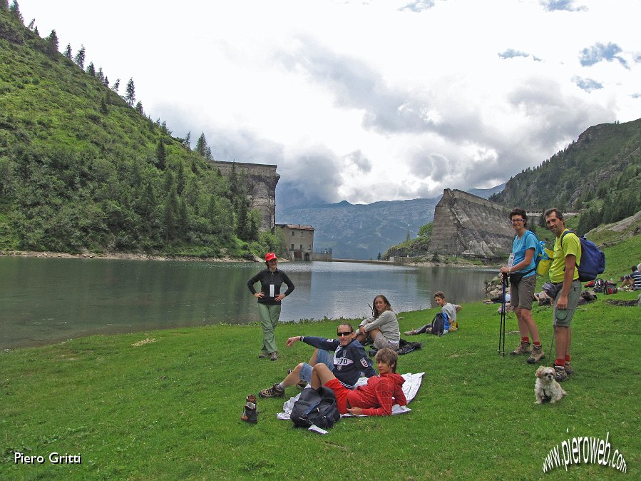 38 Felice relax sulla riva verdeggiante.jpg